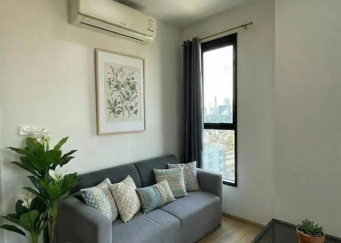 Perfectly Located Airport Link Train Access Apartment