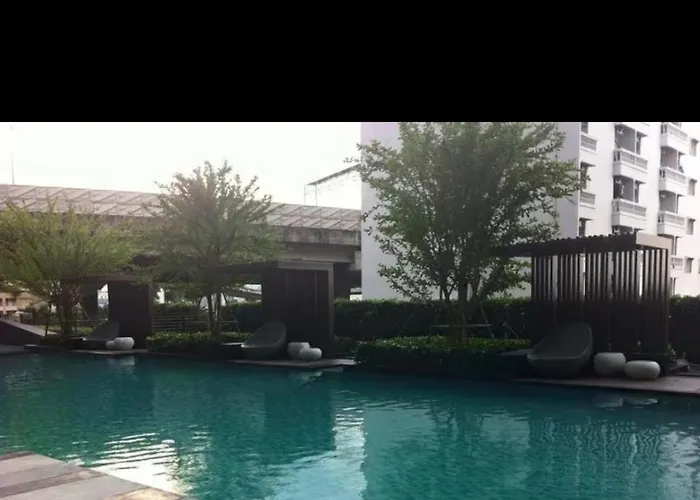 Perfectly Located Airport Link Train Access Apartment *